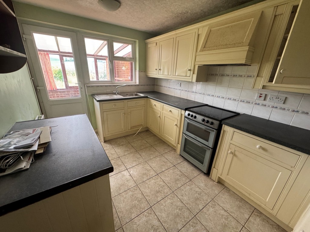 Lot: 71 - WATER DAMAGED DETACHED BUNGALOW - Kitchen